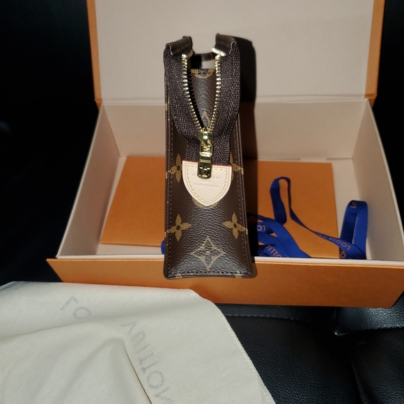 Authentic New Louis Vuitton Toiletry 19/Crossbody - Picture 4 of 16